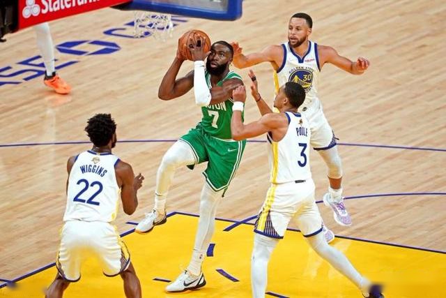 广东3人被罚下不敌江苏 林崴22+7同曦胜四川